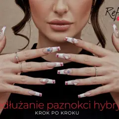 Dłonie z długimi, zdobionymi paznokciami hybrydowymi. Na jednym z paznokci widoczna jest tłusta płytka paznokcia, ozdobiona kryształkami.