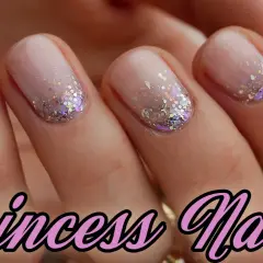 Delikatne paznokcie princess z brokatowym ombre, jakby stworzone dla królewskiego balu.