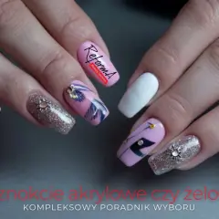 Różowe akrylowe paznokcie z brokatem, zdobieniami i wzorami piór.