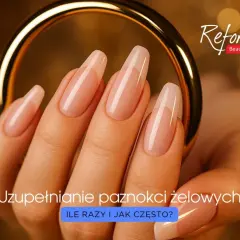 Dłoń z idealnymi paznokciami żelowymi, gotowymi na uzupełnienie. Złoty pierścień dodaje elegancji.