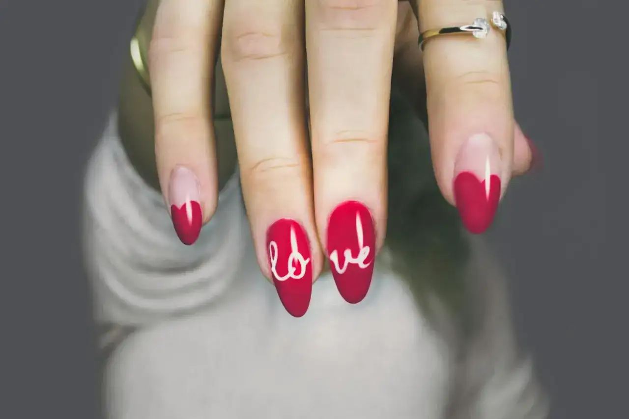 Paznokcie z serduszkiem - Jak zrobić idealny manicure?